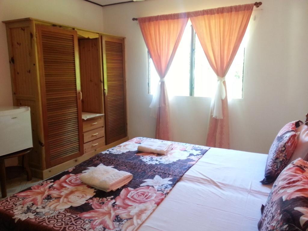 Zanboza Guesthouse La Digue Room photo